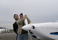Zwei Schauspieler am Propeller-Flugzeug