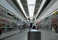 Der Hauptbahnhof von Münster in Westfalen -Gang neben der Bahnhofshalle auf der Westseite