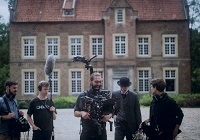 Vor Haus Welbergen, dem "Gesicht" von Haus Kummerveldt in der Webserie: Florian Högerle, Hendrik Henkemeier, Henning Wirtz, Wolf Danny Homann, Mark Lorei - Foto: Selda Koe - ABBYLL.COM