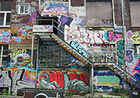 Bunte Fassade mit Treppe auf dem Hawerkamp-Gelände