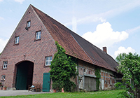 Großes Bauernhaus von außen