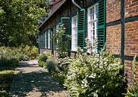 Hof Höwische - vor dem Haupthaus befindet sich ein Bauerngarten, Foto: Philipp Fölting