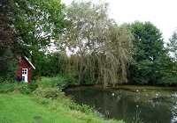 Hof Göllmann - Blick auf den Gartenteich mit Angel-Häuschen