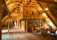 Augebauter Dachboden mit Holzvertäfelungen