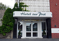 Außenansicht: EIngang zum Hotel