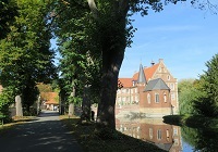 Burg Hülshoff - Eine Allee führt zur Wasserburg