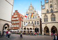 Blick auf den Prinzipalmarkt mit Historischem Rathaus und Stadtweinhaus.