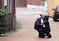 Eine Straßen-Szene bei Dreharbeiten in Stadtlohn für den Film "Die Frau des Polizisten" - Foto: Stadt Stadtlohn