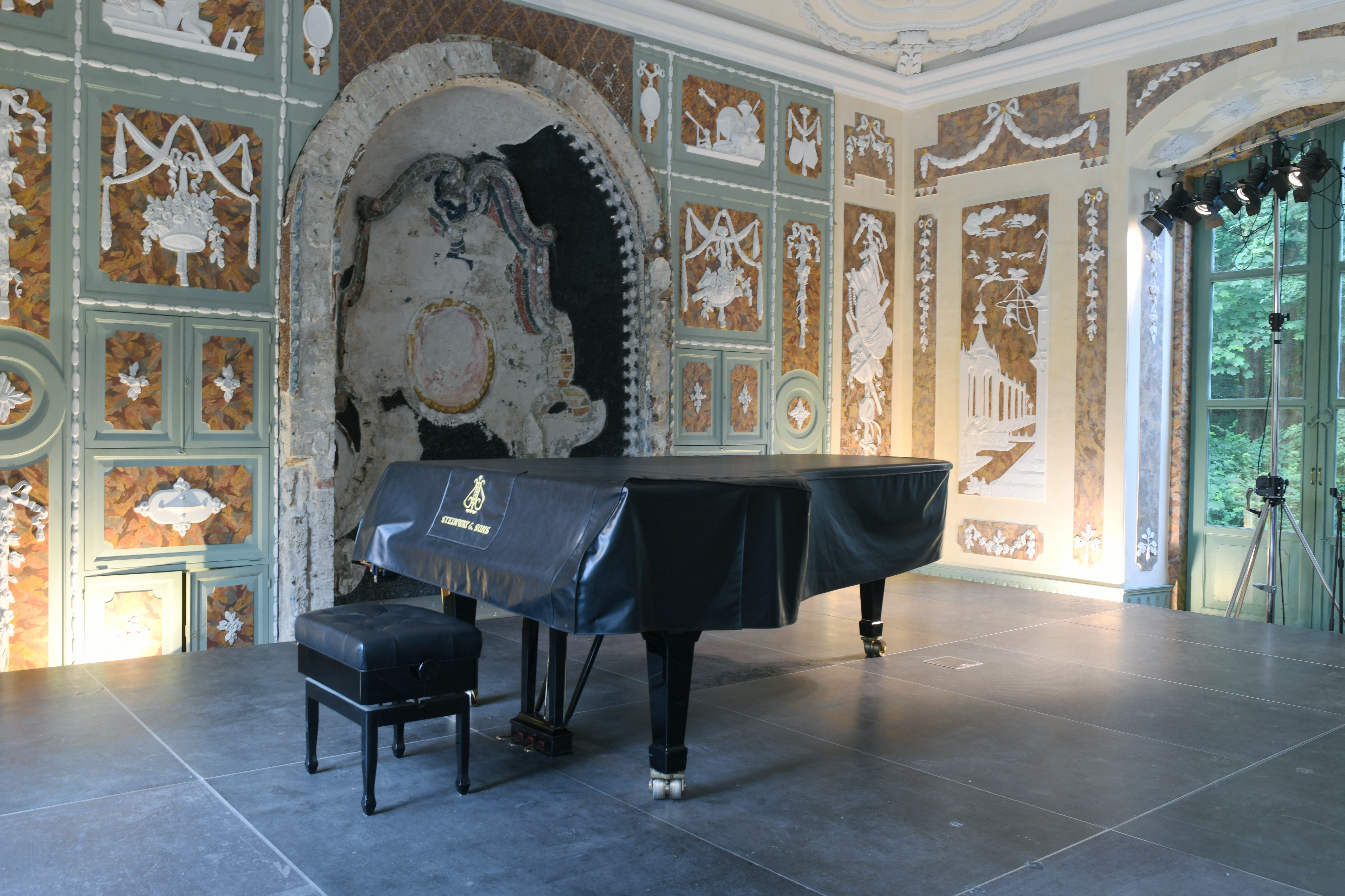 Konzertsaal mit Flügel