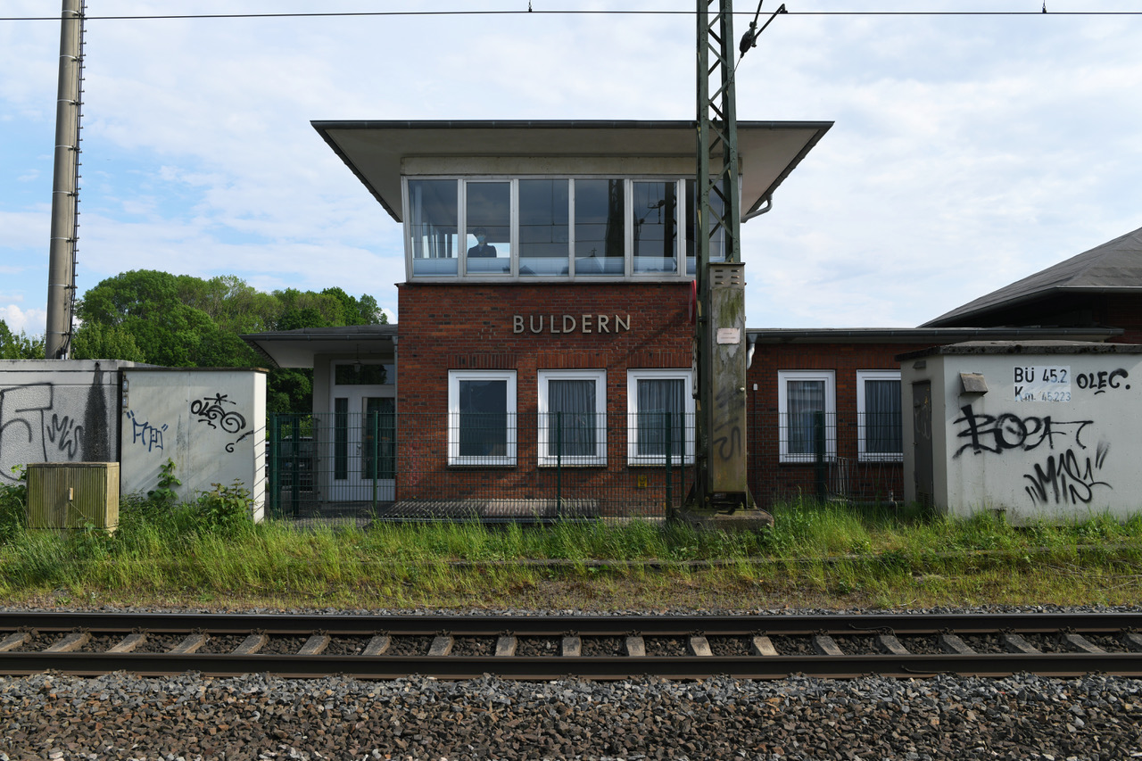 Außenansicht vom Bahnhofgebäude Buldern mit Kanzel.