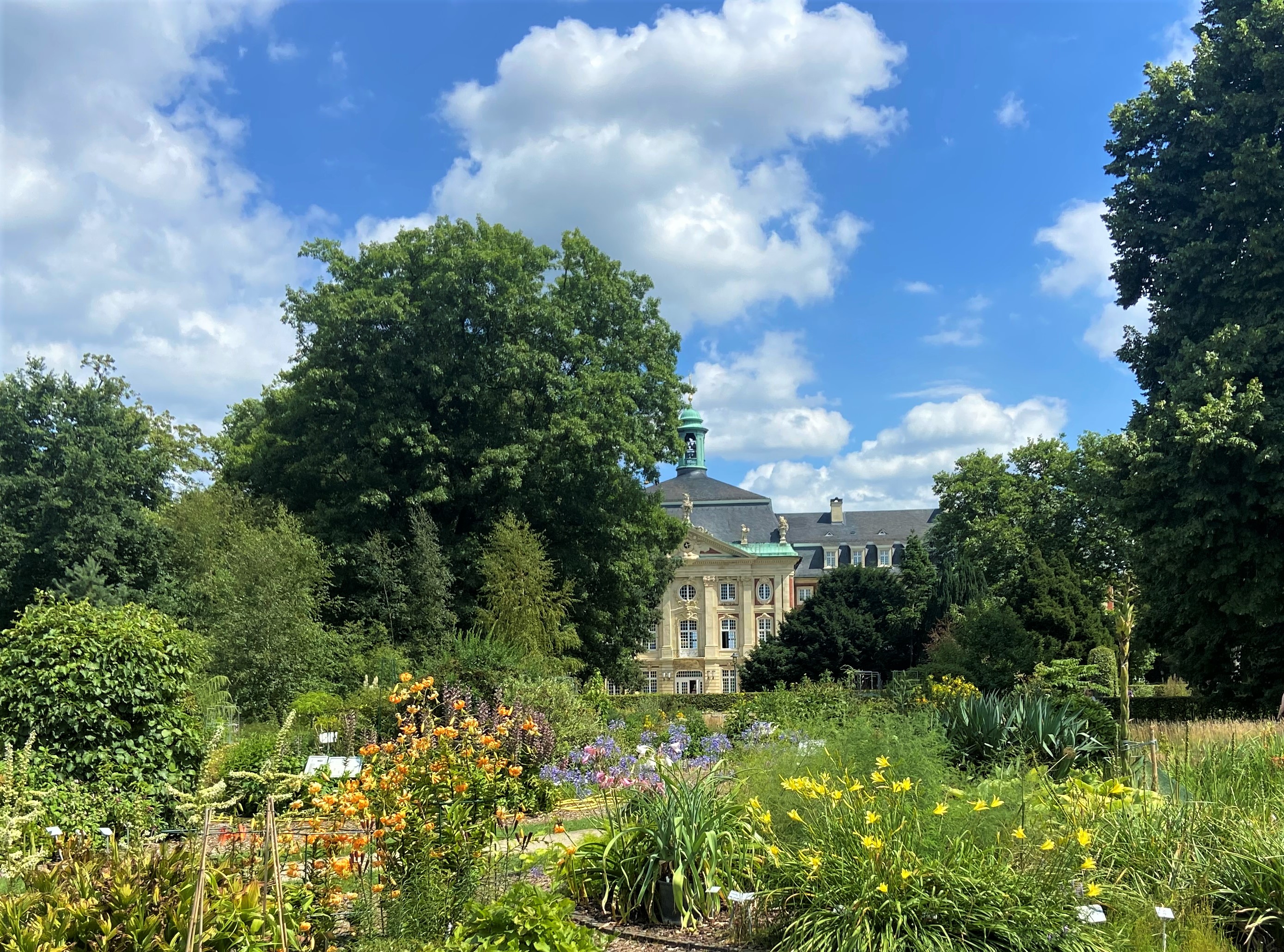Botanischer Garten mit Schloss