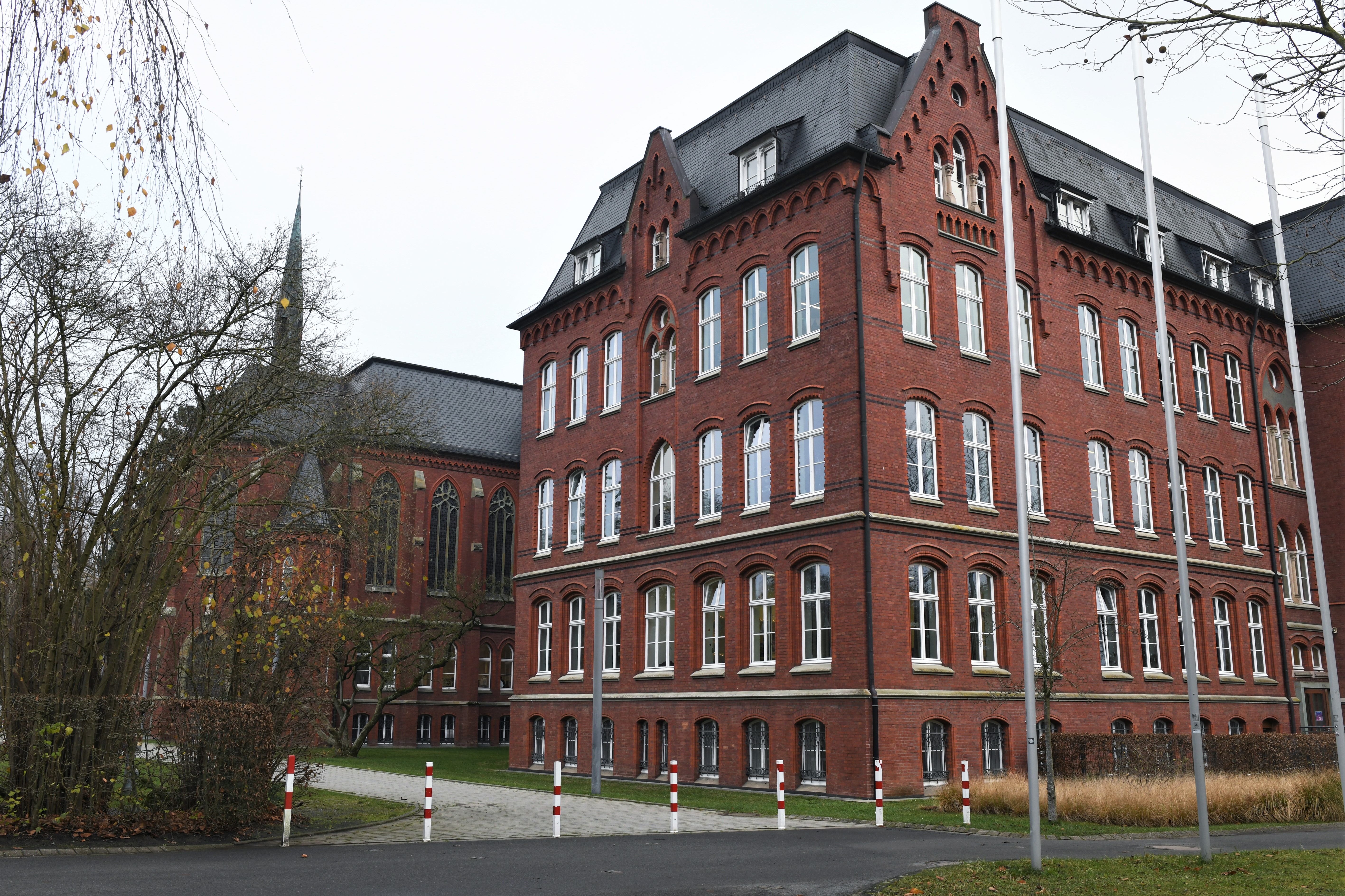 Außenansicht Gymnasium St. Mauritz im Herbst 2025