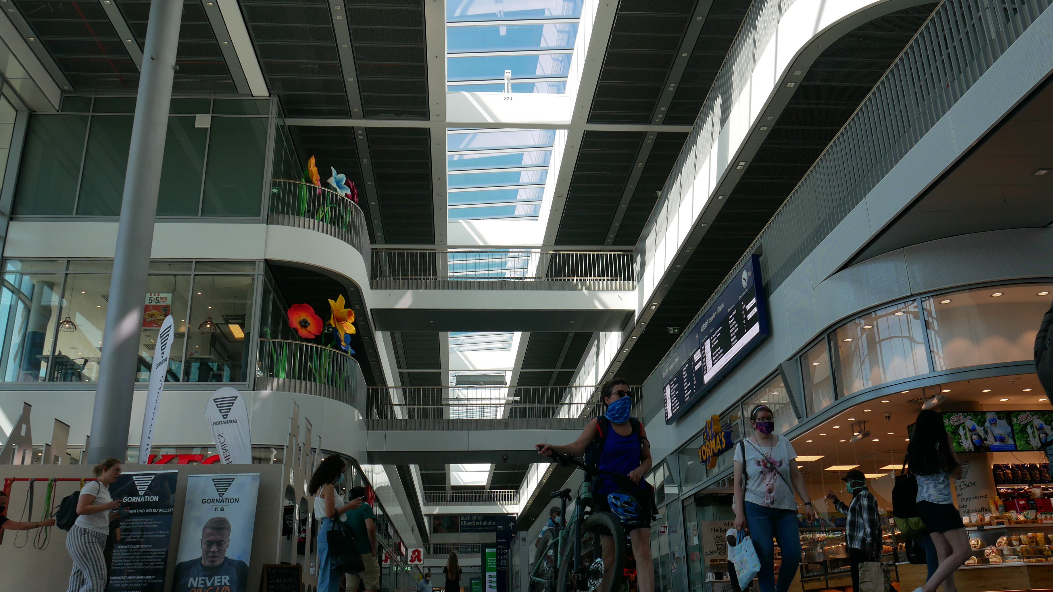 Der Hauptbahnhof von Münster in Westfalen - Bahnhofshalle auf der Westseite