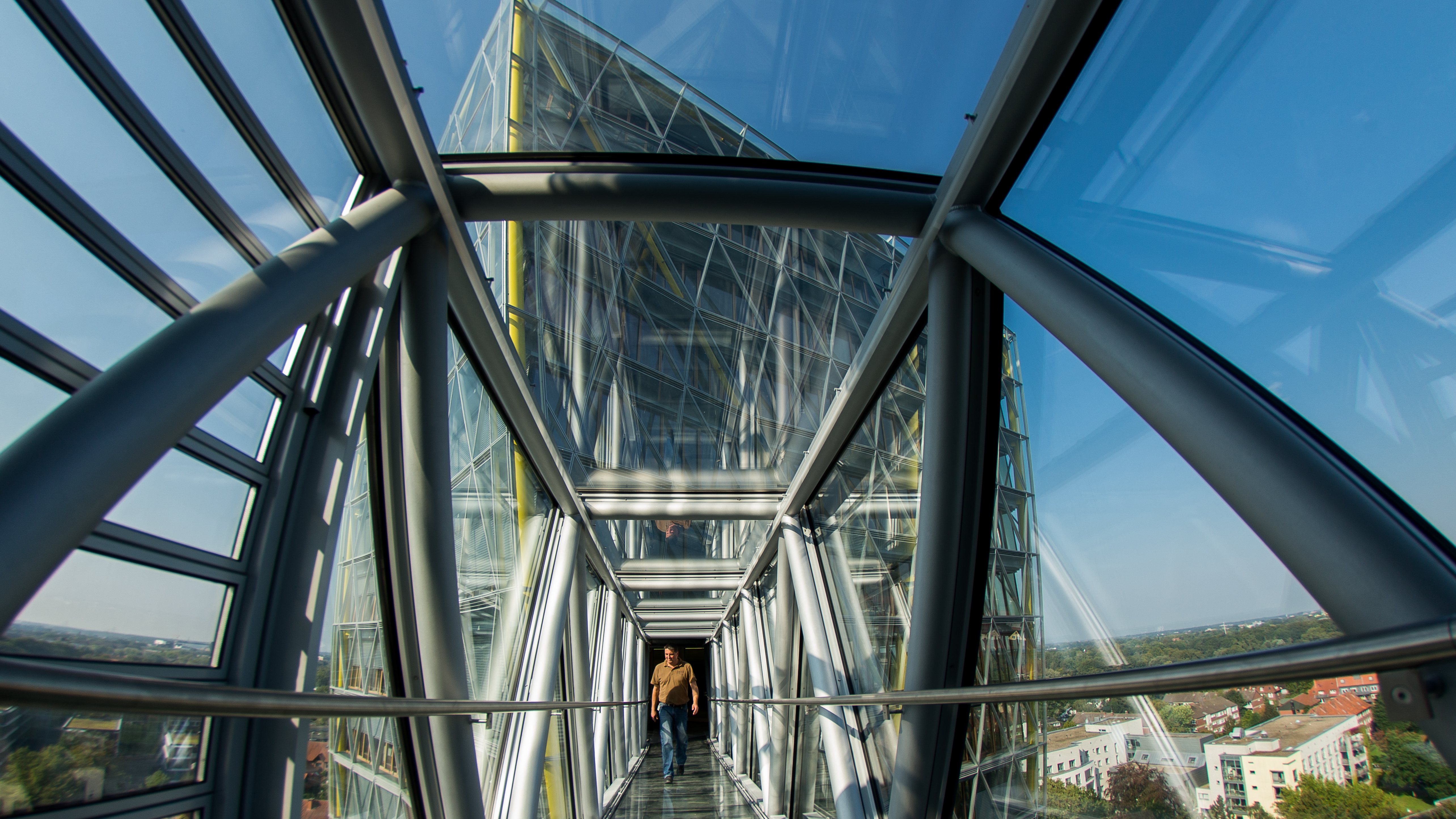 Wer die Glasbrücke zwischen den beiden LVM-Türmen betritt, sollte keine Höhenangst haben