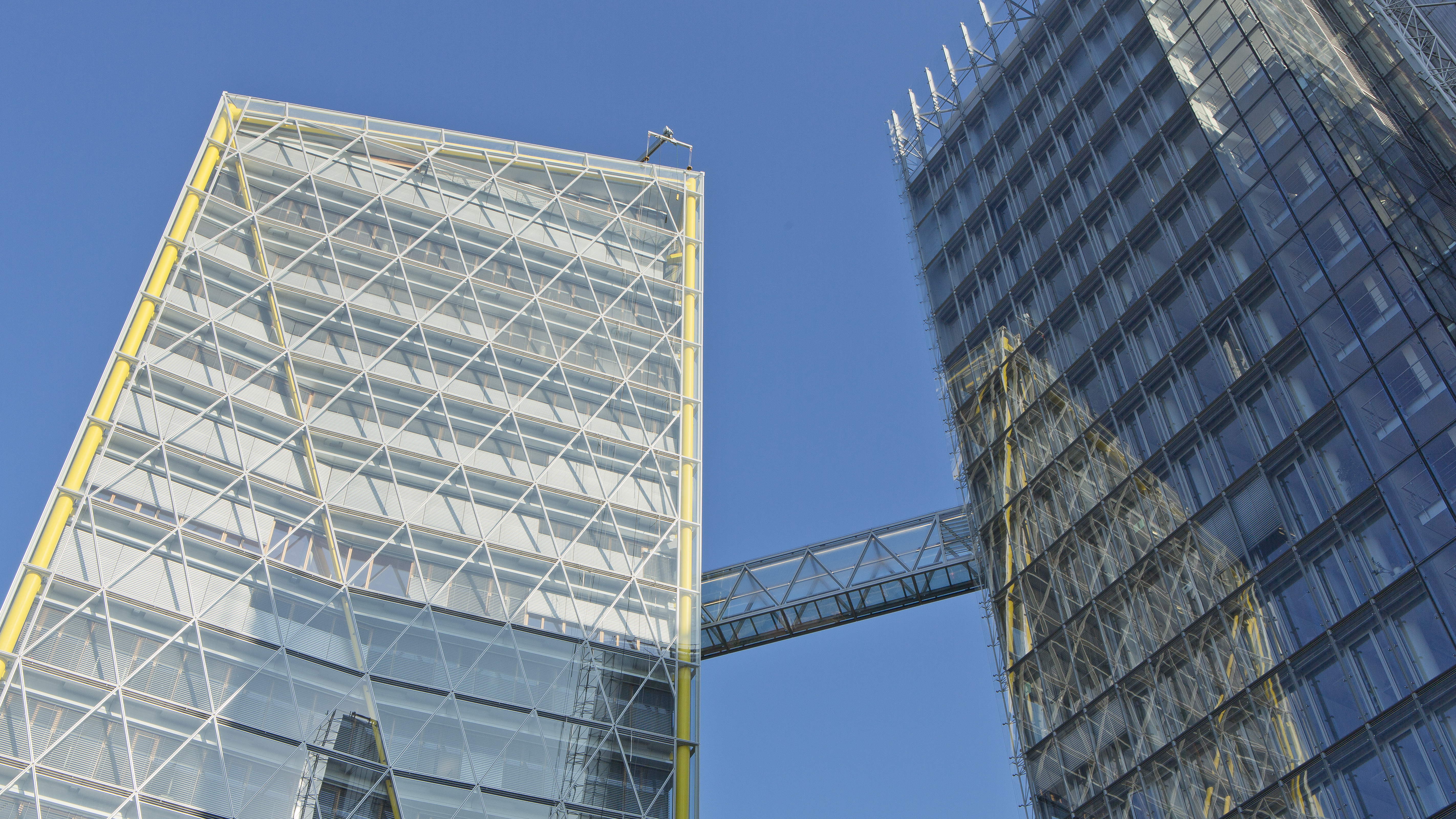 Die Glasbrücke verbindet die LVM-Türme 