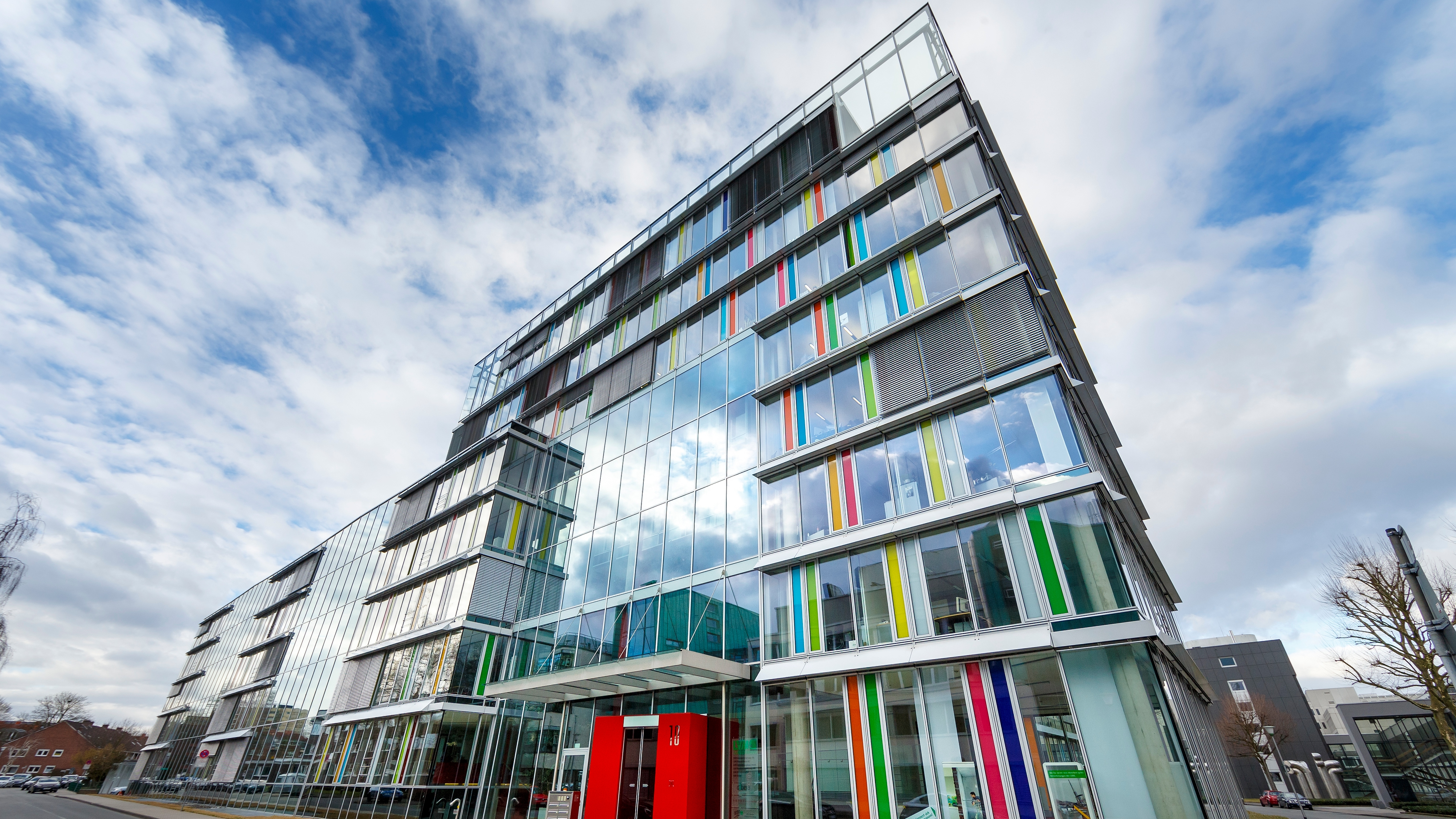 Mit seiner bunten Glasfassade zieht der Bauteil 7 Blicke auf sich