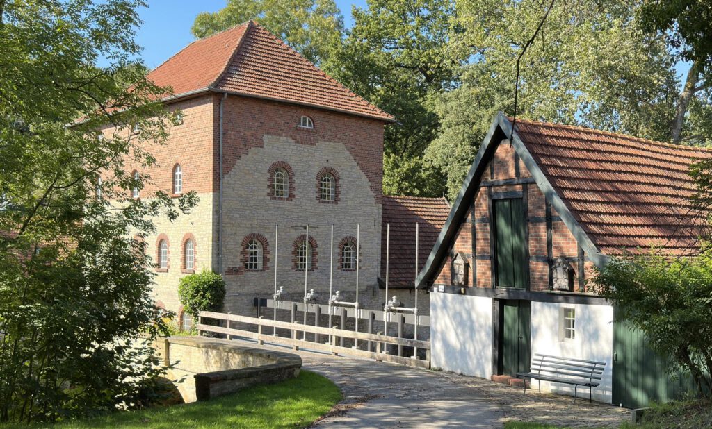 Mühlenanlage mit Kornmühle, Ölmühle, Stauwehr und Dreibogenbrücke