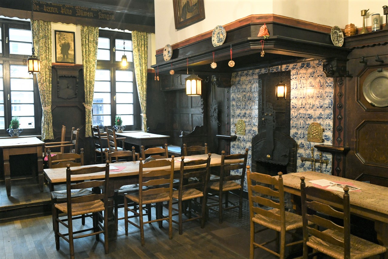 historische Stube mit Kamin