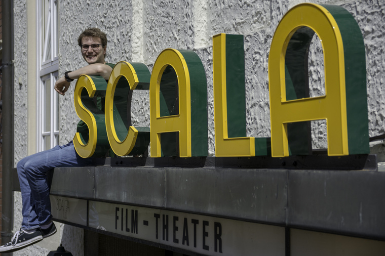 Filmtheaterleitung mit Schriftzug