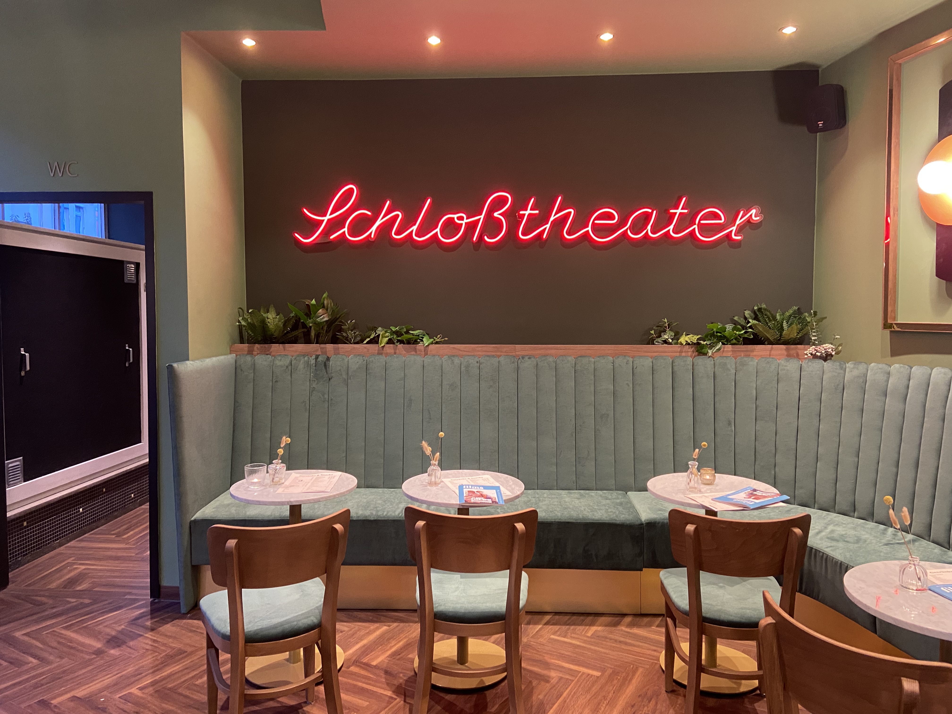 Bistro-Bereich mit Schriftzug
