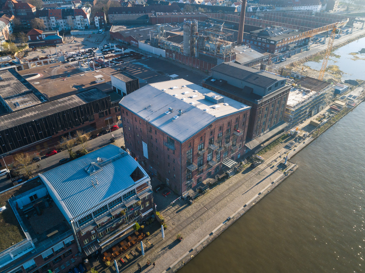 Speicher II mit alten Osmohallen im Hintergrund