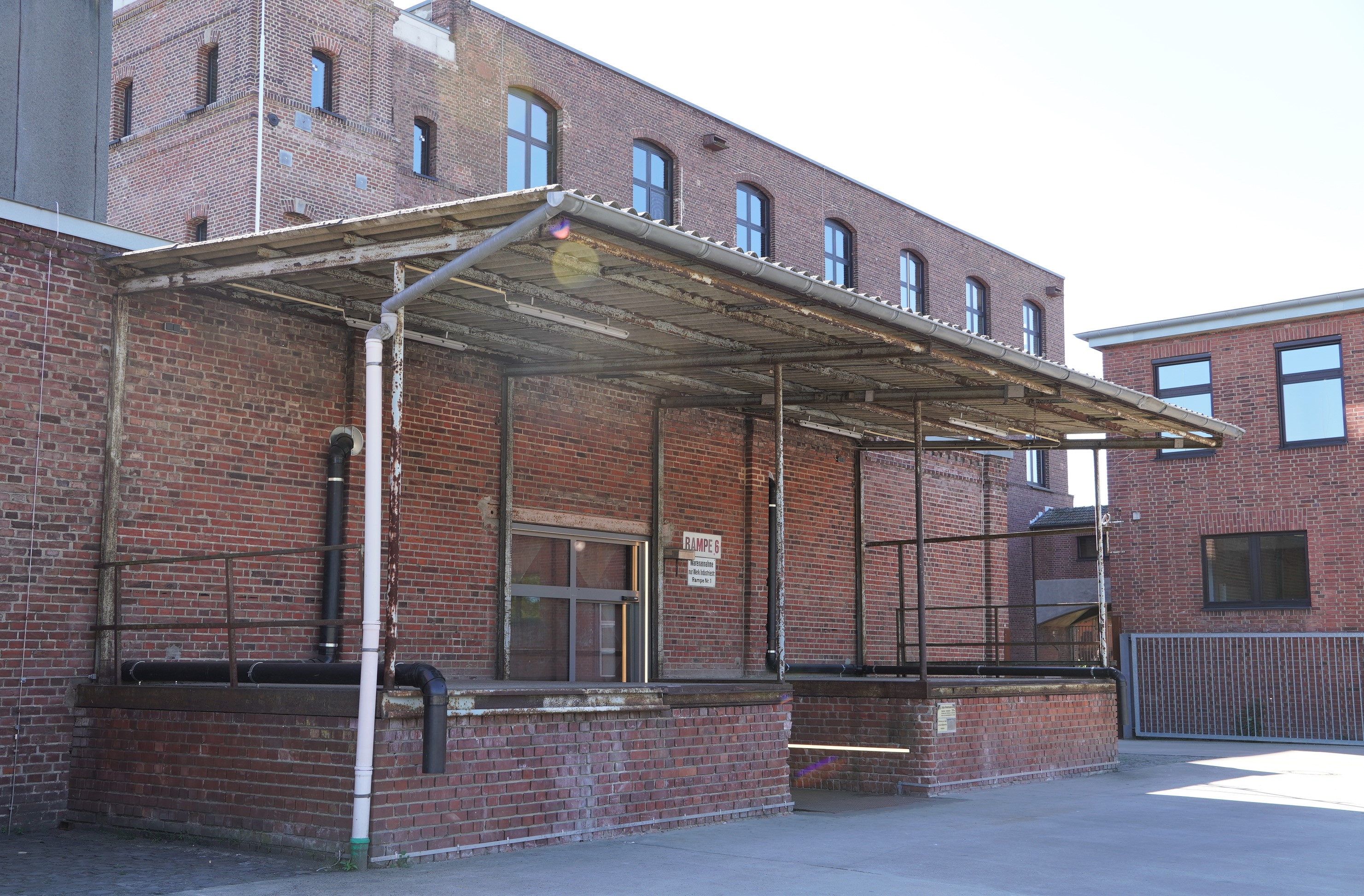 Spinnereigebäude mit Rampe für Anlieferungen