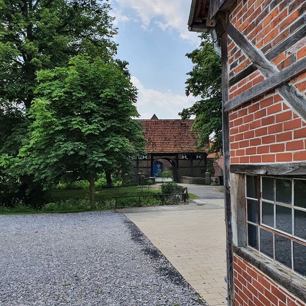 Haus Runde Blick auf Scheune und Parkplatz