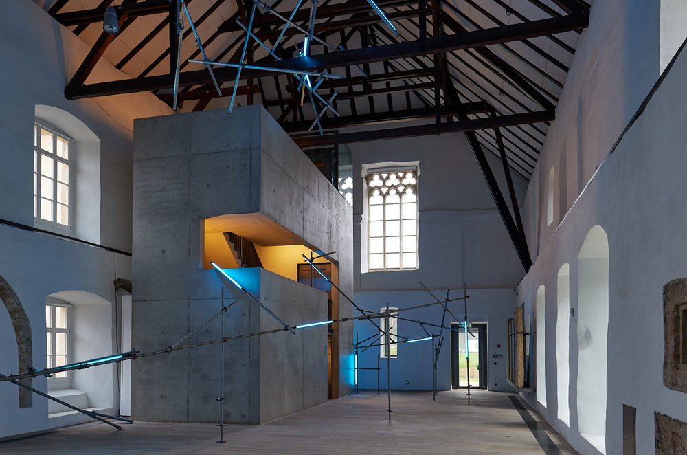 Ausstellungshalle mit Installation