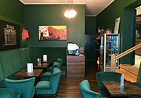 Blilck in ein kleines Cafe mit grünen Sesseln in einem Kinofoyer