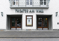 Das Theater am Wall in Warendorf von außen  - Der Eingang mit zwei Glastüren und einem Schaukasten dazwischen