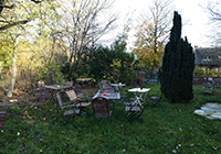 Garten der Gaststätte Höltn'ne Schluse am Max Clemens-Kanal, mit Holztischen und Klappstühlen