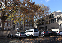 Die Gesamtschule Münster Mitte: Blick über den Schulhof auf die Schulgebäude