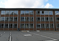 Die Gesamtschule Münster Mitte: Blick über den Schulhof auf Gebäudeteil