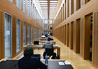 Die Diözesanbibliothek in Münster: Schreibtische im Lesesaal