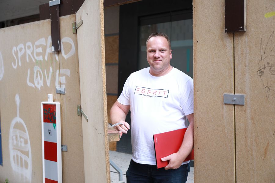 Sebastian Schulz steht in der Tür eines Holzverschlags.