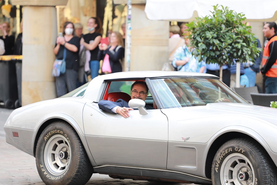 Eine Corvette mit Avenger-Reifen auf dem Prinzipalmarkt - das kann nur Professor Boerne sein... Tony Stark ist es jedenfalls nicht.