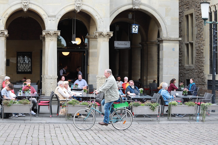 Komissar Thiel ist ganz bodenständig mit dem Fahrrad unterwegs.