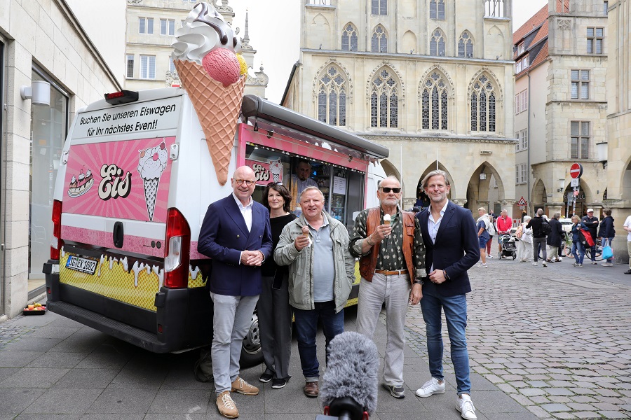 Oberbürgermeister, Darsteller und Produzent vor einem Eiswagen