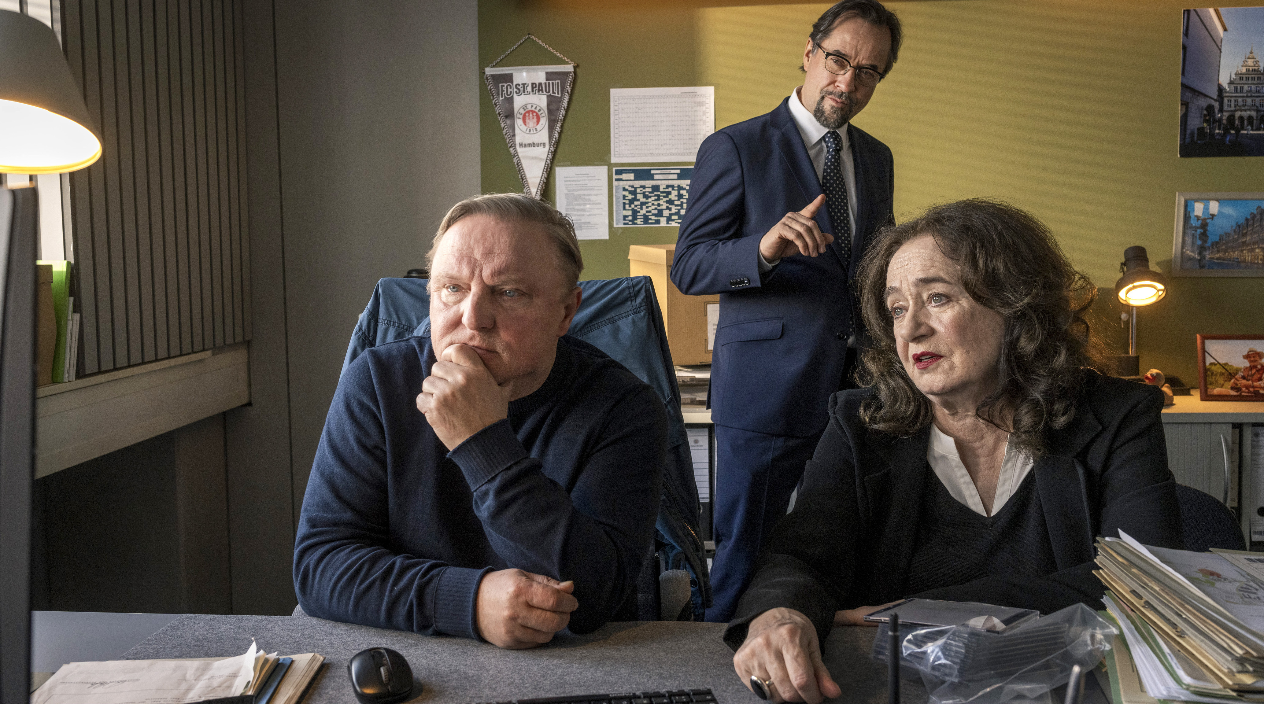Staatsanwältin Wilhelmine Klemm (Mechthild Großmann, r.) und Hauptkommissar Frank Thiel (Axel Prahl, l.) können ihren Augen kaum trauen: Was Prof. Dr. Boerne (Jan Josef Liefers, M) ihnen mit seinem Inselwissen auf dem Präsidium stolz präsentiert, wirft ein völlig neues Licht auf die Ermittlungen.