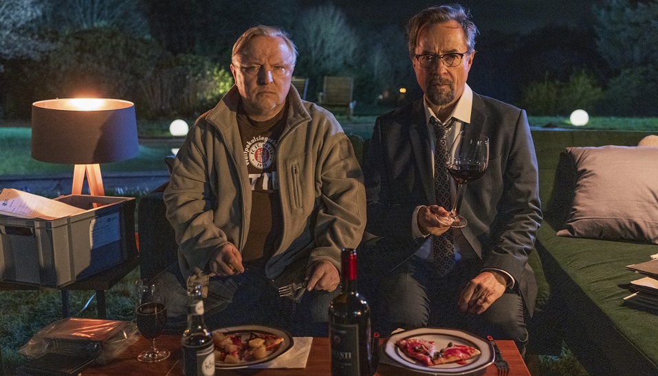 Bei TK-Pizza und Rotwein sinnieren Hauptkommissar Thiel (Axel Prahl, l.) und Dr. Karl-Friedrich Boerne (Jan Josef Liefers, r.) über den Kriminalfall.