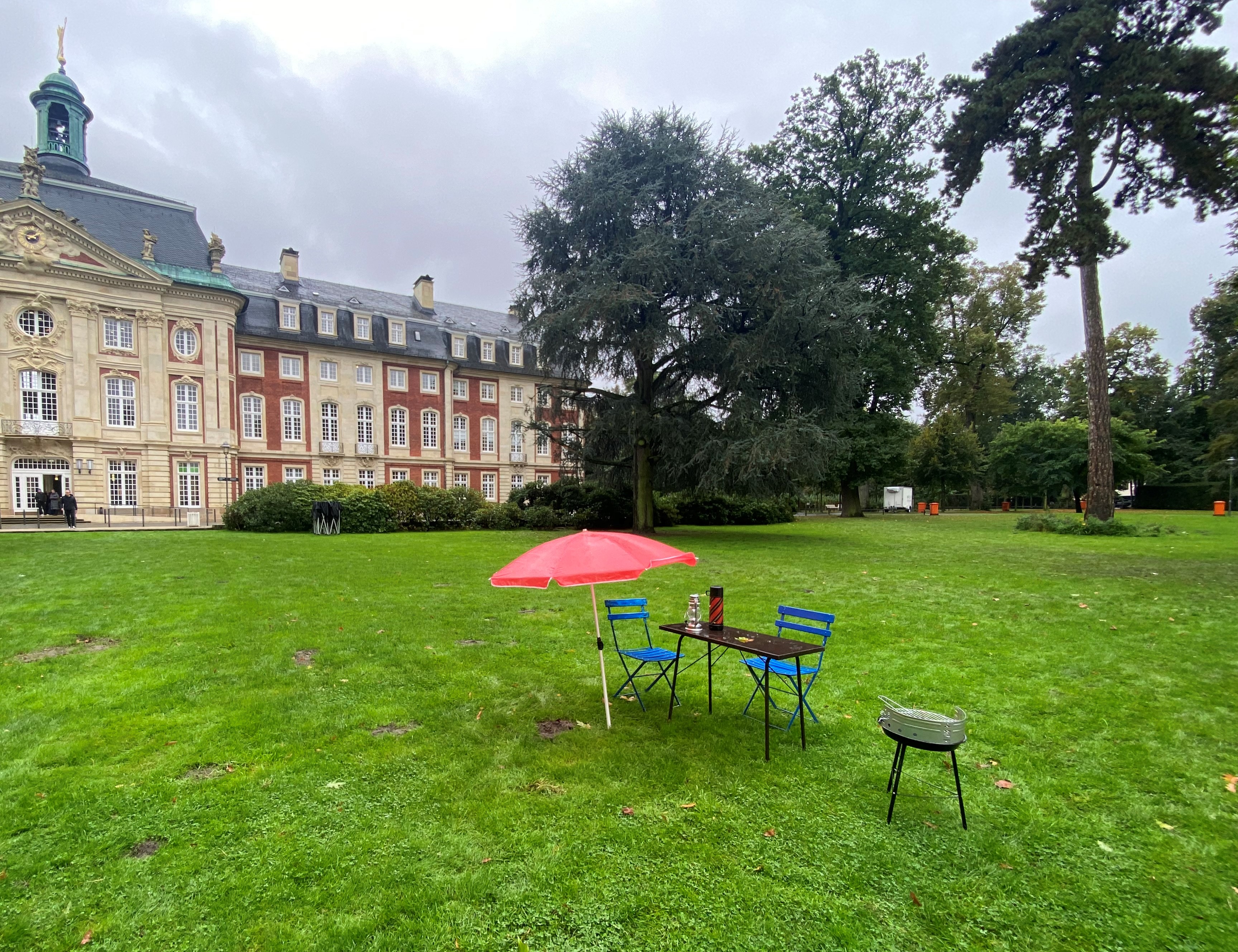 Requisiten für Tatort-Szene hinter dem Schloss
