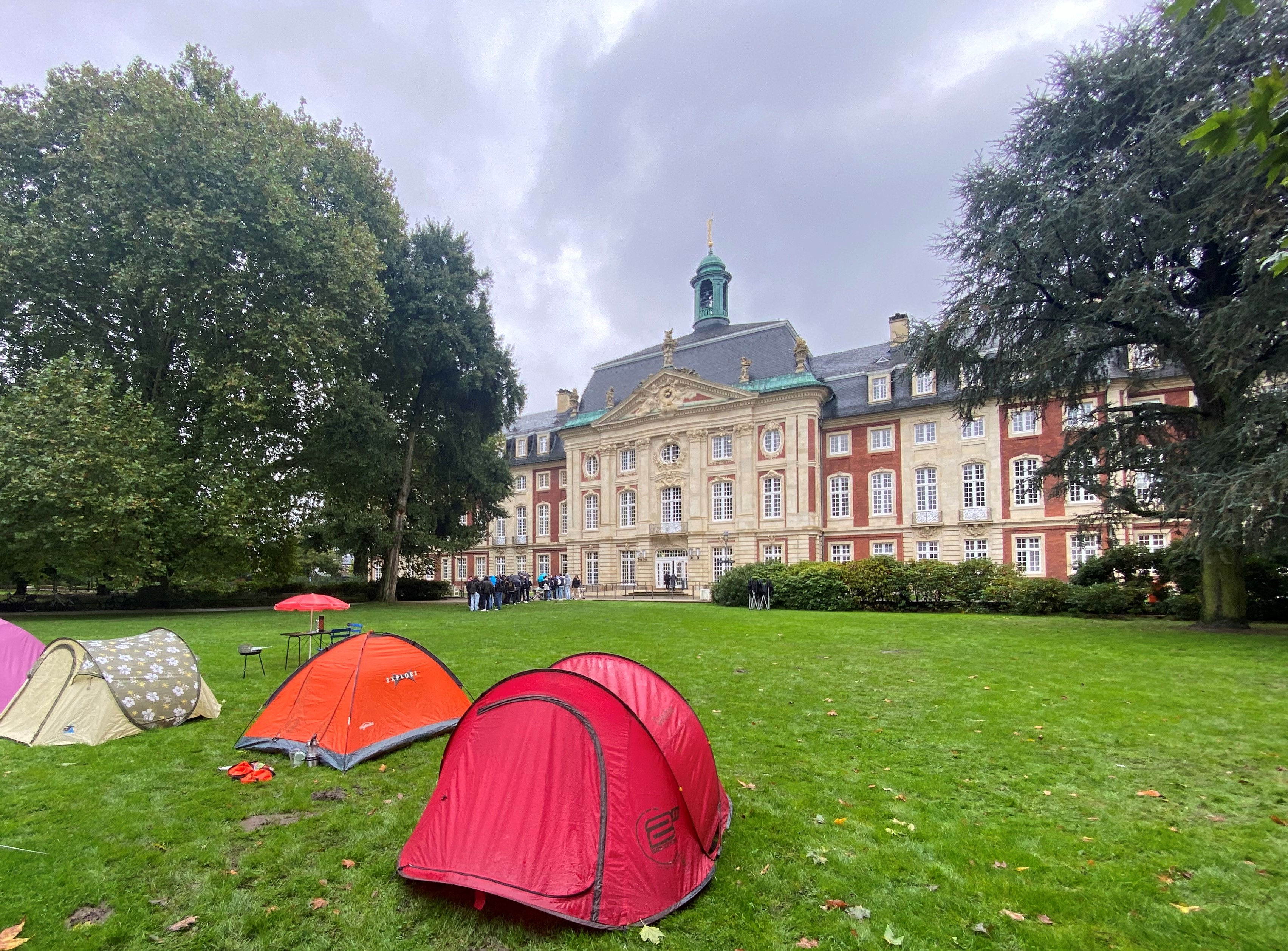 Zelte für Tatort-Szene hinter dem Schloss