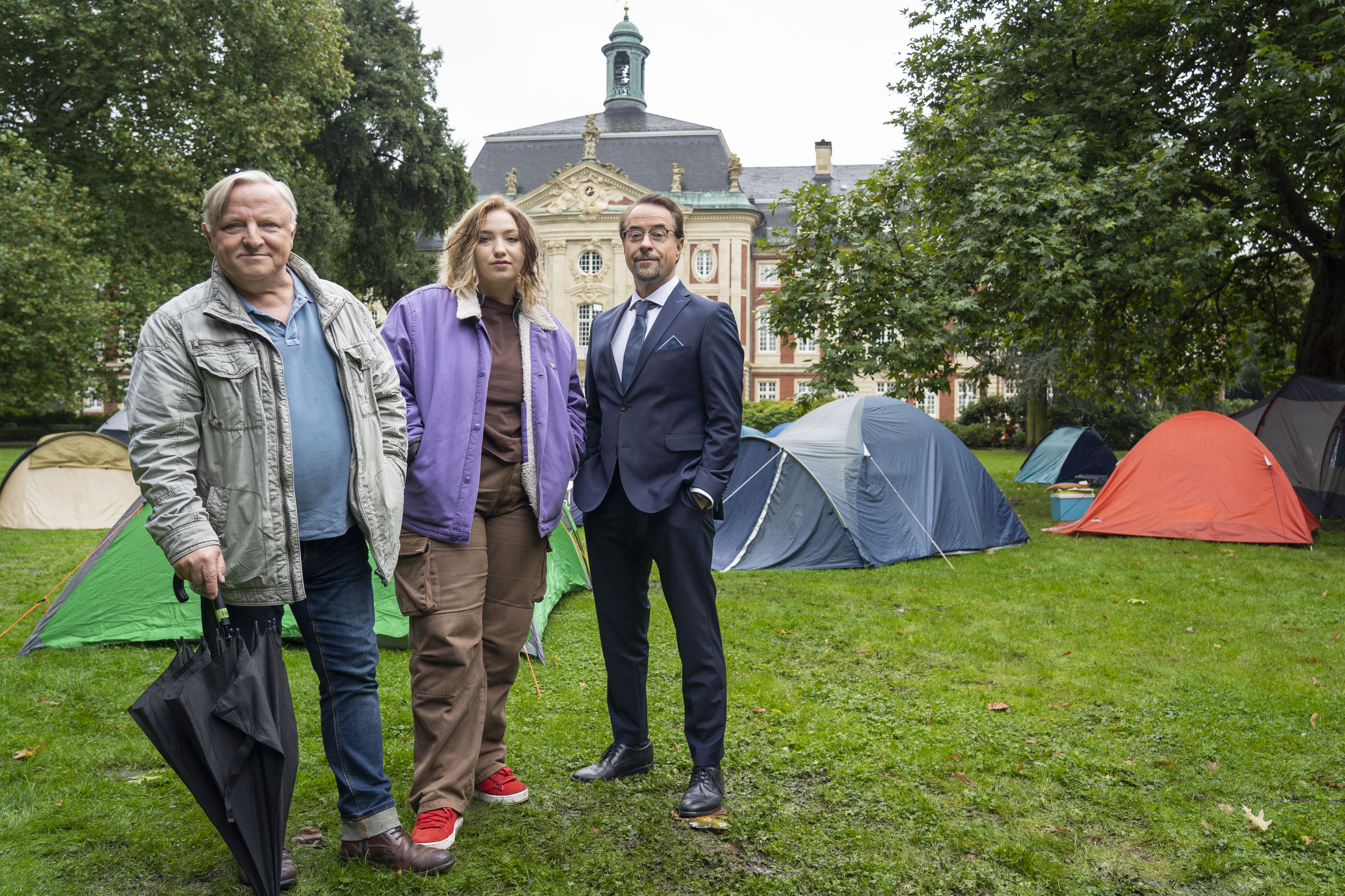 Axel Prahl, Bineta Hansen (Rolle: Studentin Kim Moser) und Jan Josef Liefers