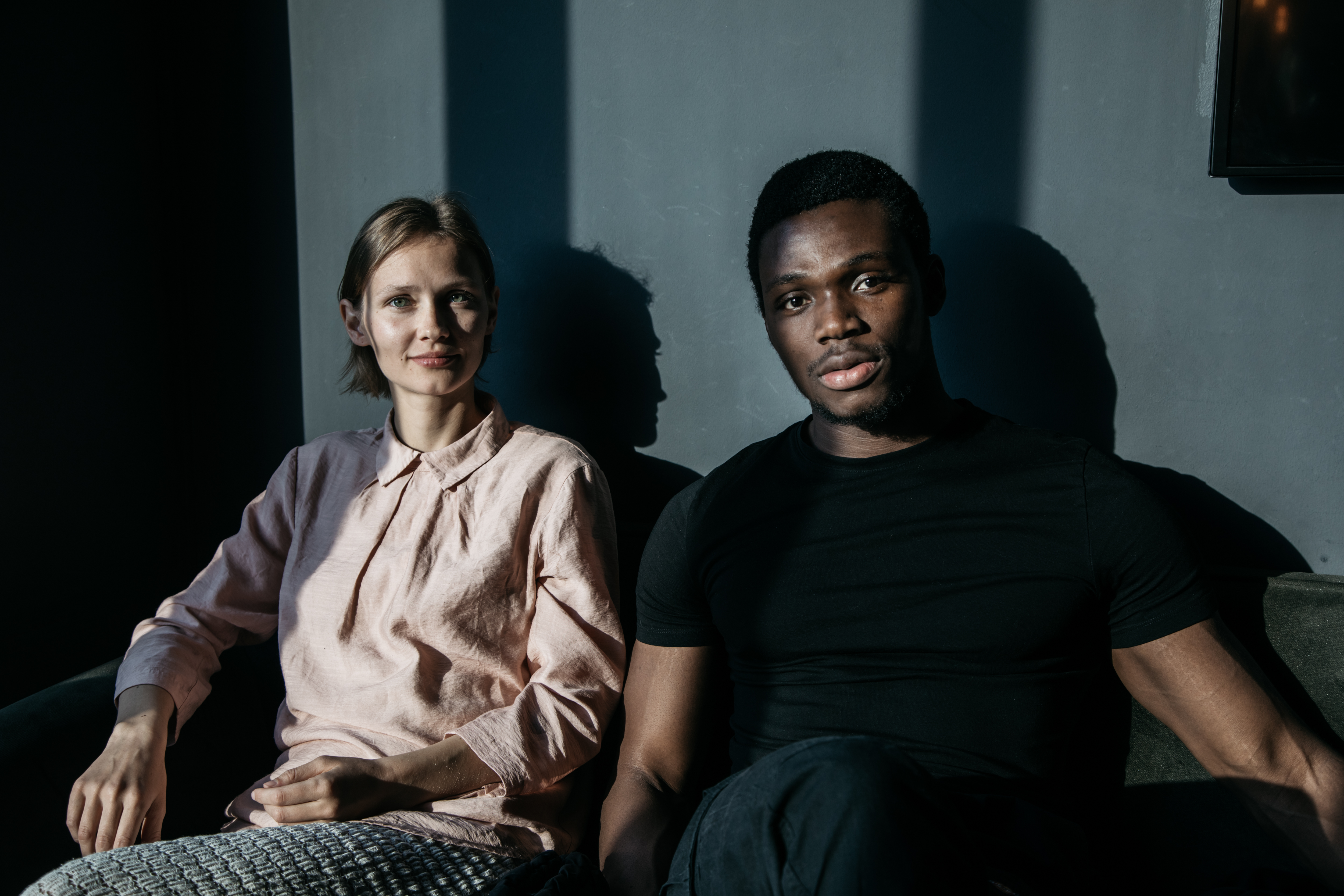 Schauspielerin Meira Durand und Schauspieler Bless Amada