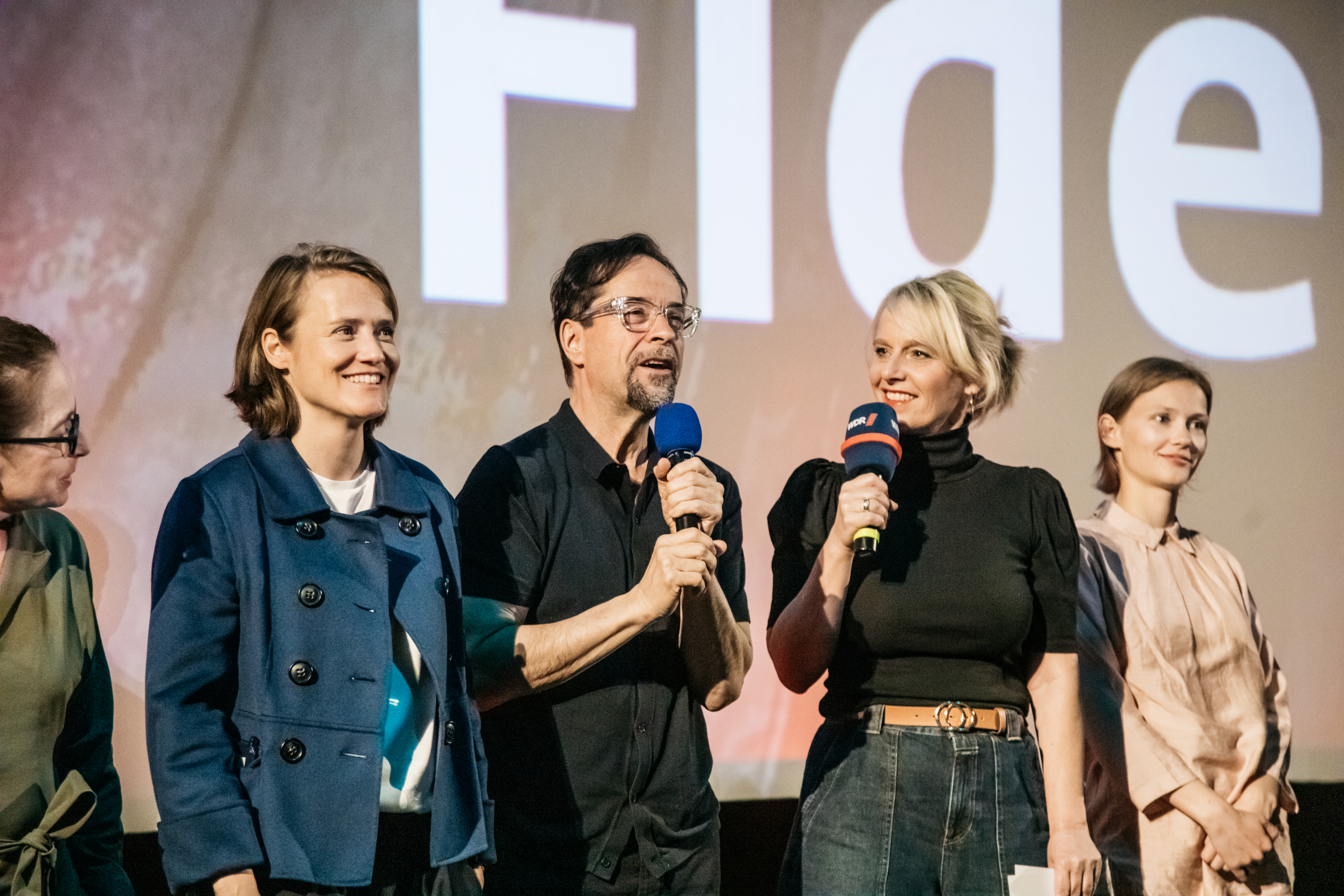 Q&A: v.l.n.r: Regine Bielefeldt (Drehbuch), Isa Prahl (Regie), Jan Josef Liefers (Hauptdarsteller), Julia Schöning (Moderation), Meira Durand (Darstellerin)
