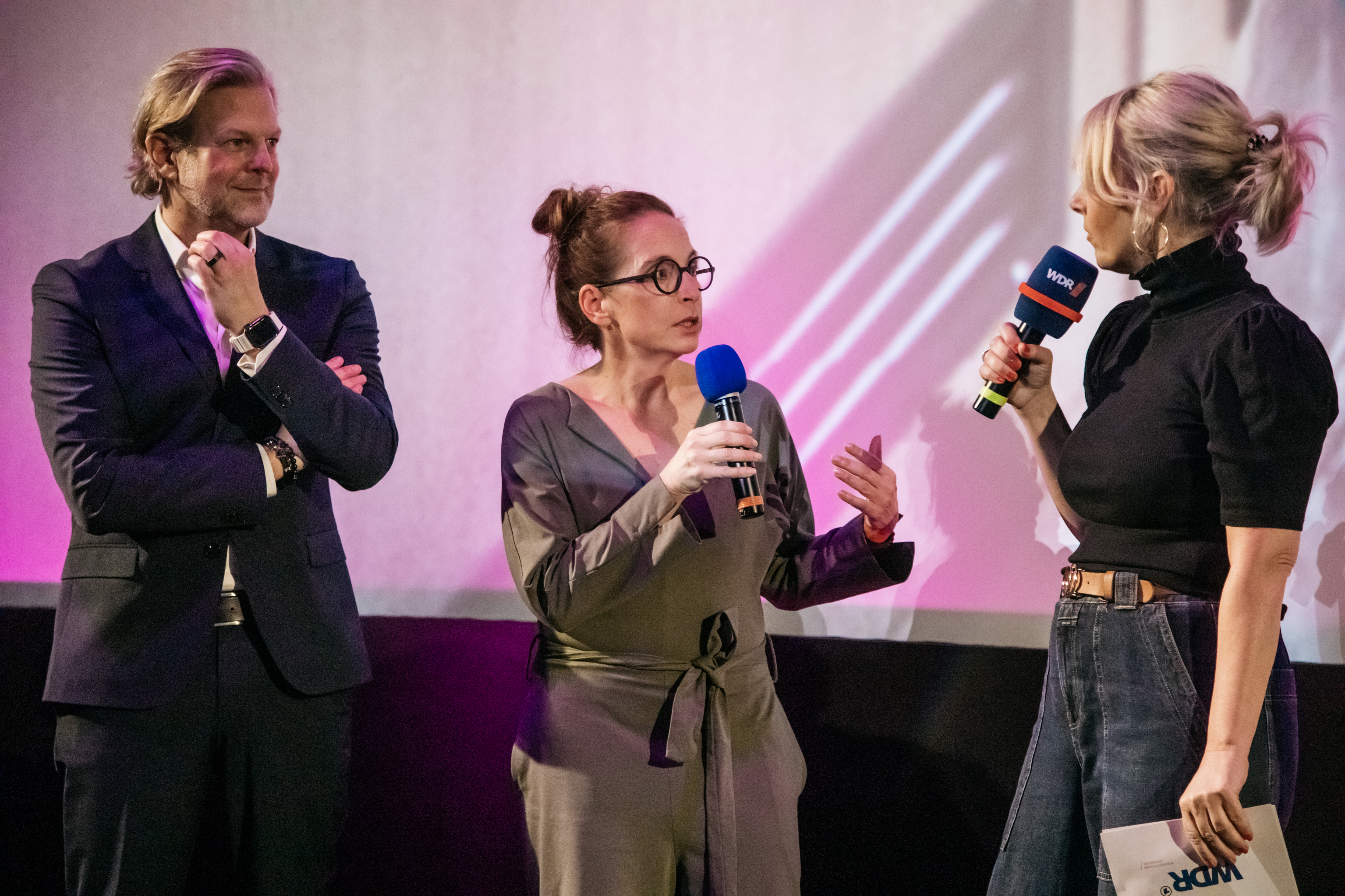 Produzent Jan Kruse, Drehbuchautorin Regine Bielefeldt, Moderatorin Julia Schöning