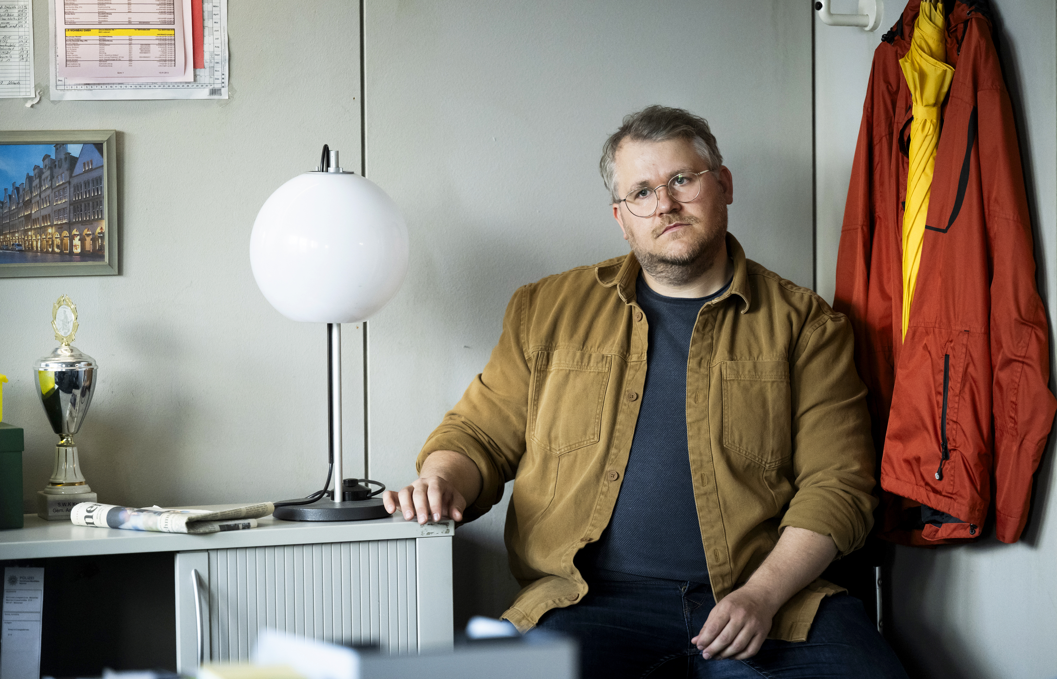 Mirko Schrader (Björn Meyer) ist völlig erschöpft von der energetischen Staatsanwältin.