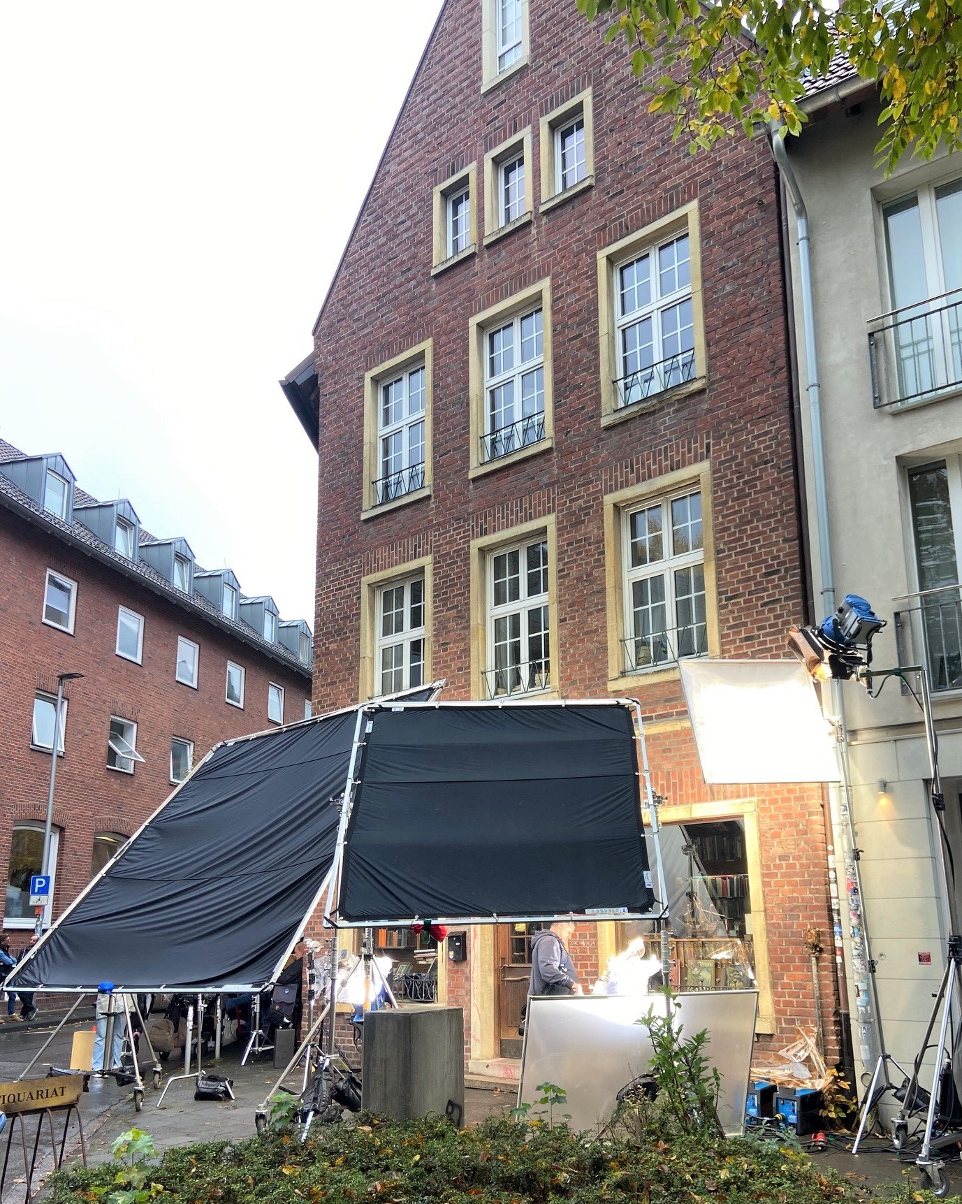 Lichtaufbau vor dem Antiquariat