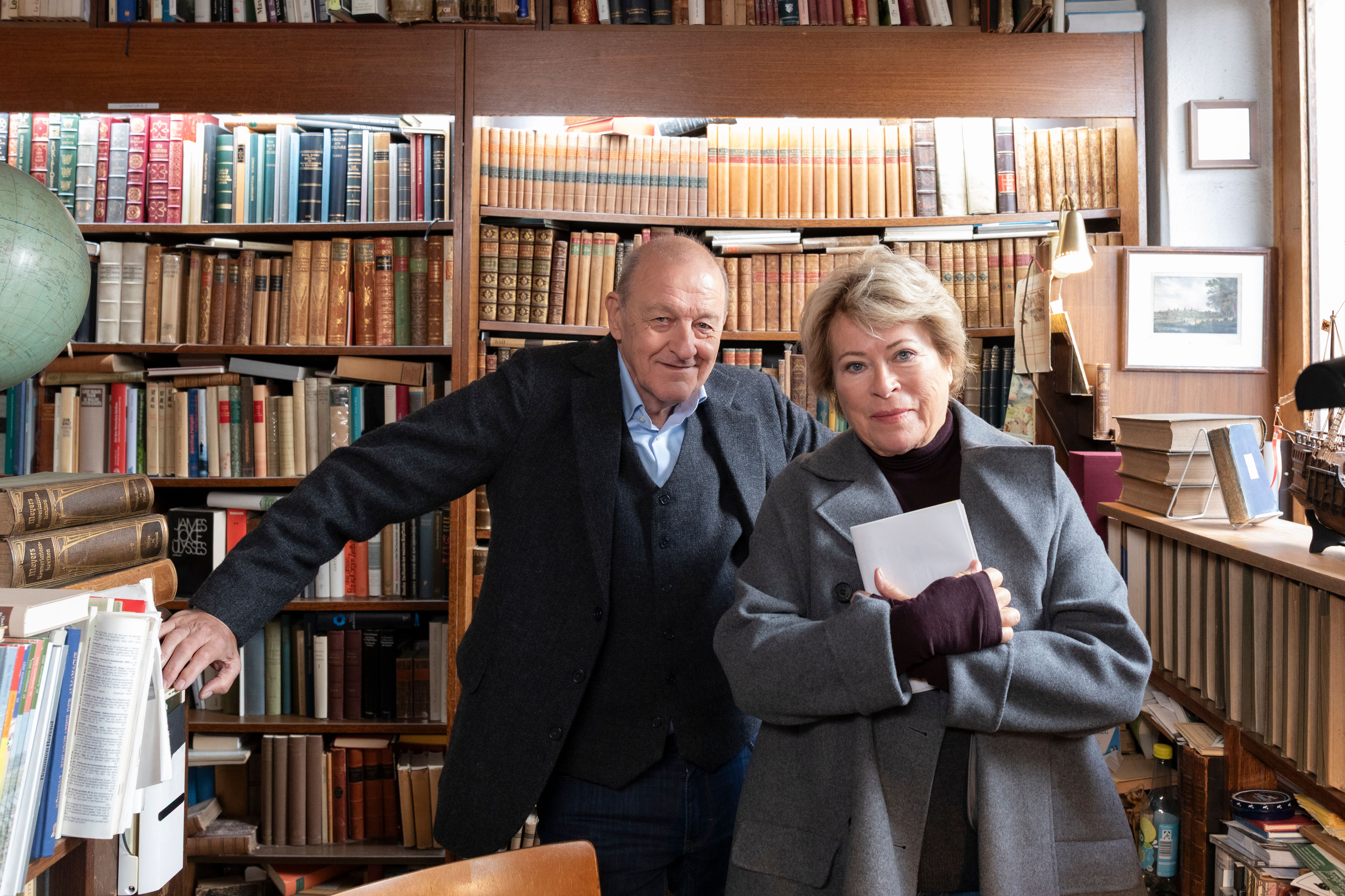 Leonard Lansink (Privatdetektiv Georg Wilsberg) und Rita Russek (Hauptkommissarin Anna Springer) bei Dreharbeiten im Antiquariat Solder.