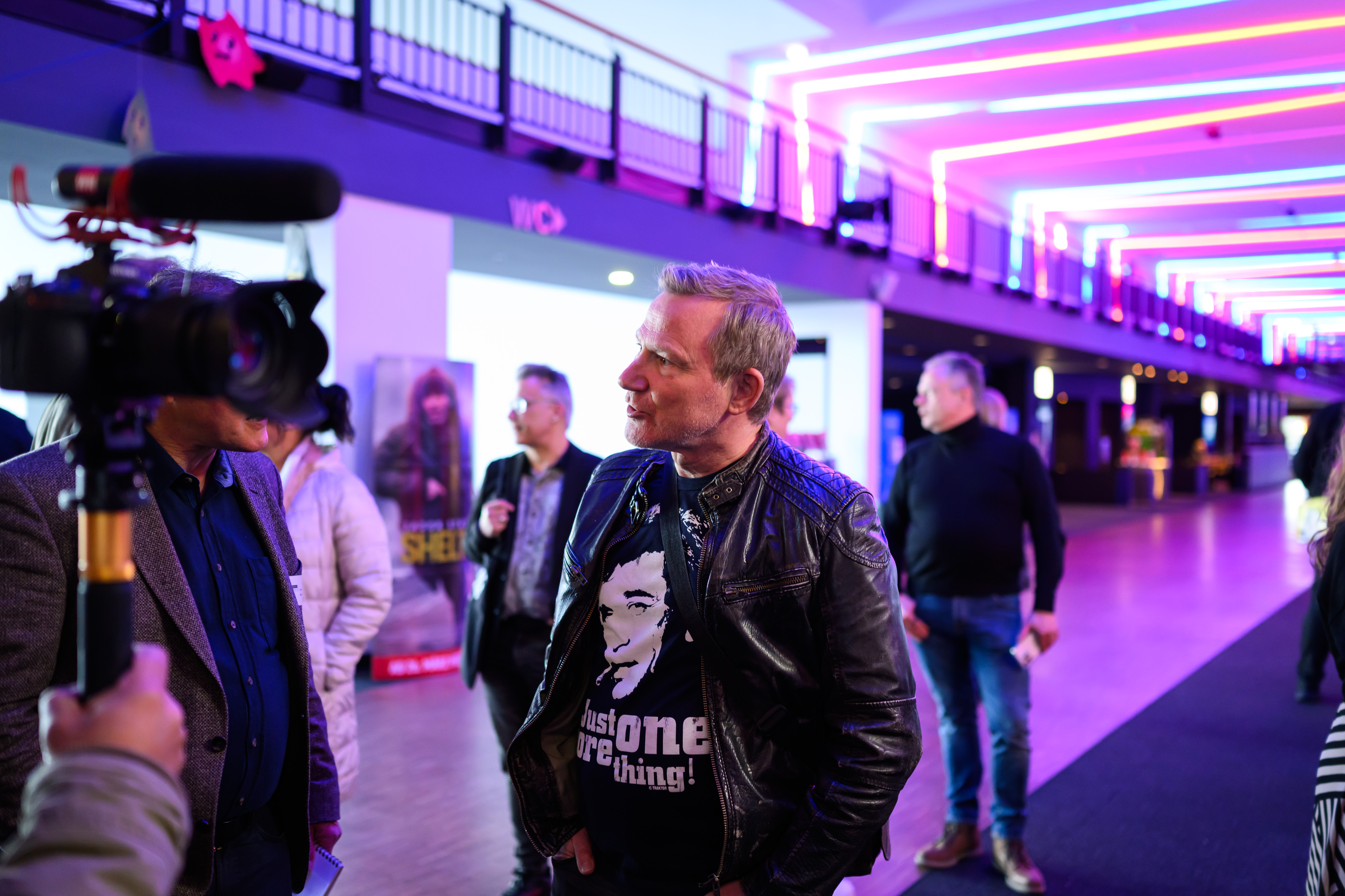 Roland Jankowsky wird von der Presse interviewt